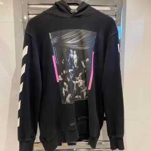 Off white hoodie - Skick 5-6/10 lite urtvättad men annars inga skador size L passar medium