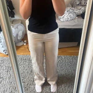 Kostymbyxor i linne från NAKD - Säljer dessa linnebyxor eftersom att dem är för små på mig. Sitter precis vid naven och går ner till fötterna på mig som är cirka 170. Köpte förra året oxh är knappt använda. 