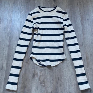 Randig ribbad stickad tröja - Nästan helt ny. Använt en gång. I storlek xs, jätte fiiin men synd för den är lite förliten på mig.