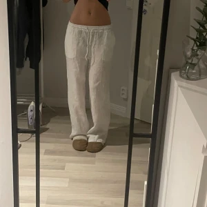 Linne byxor - Jättefina linnebyxor från design by Si som tyvärr inte kommer till användning🫶🏽De är i gott skick förutom ett litet hål på benet (se bild 3) men upplever inte att det är något man tänker på😊Nypris 529kr. Går till marken på mig som är 172cm