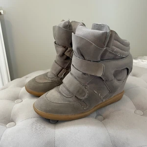 Isabel marant skor -  Säljer mina jättefina Isabel Marant liknande skor, de är i storlek 38. Säljer då de inte passar mig❣️