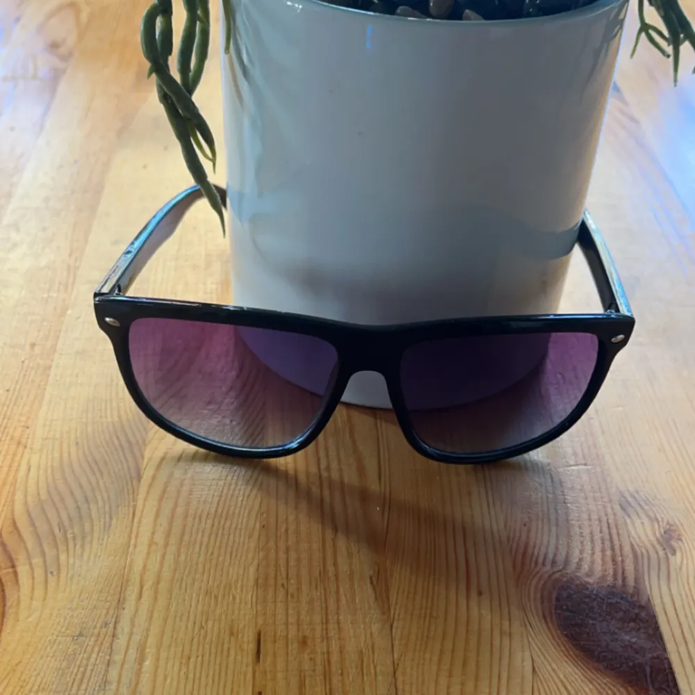 De här glasögonen är identiska med Ray Ban Boyfriend och ser nästan exakt likadan ut. De ligger på ett lågt pris nu och kommer förmodligen höjas lite senare så passa på nu och köp dom här fina solglasögonen inför sommarn. Har 2st par kvar så skynda!!. Accessoarer.