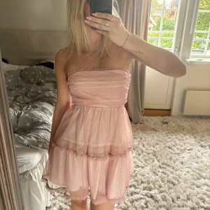 Volangklänning - Såå fin rosa glittrig klänning💓💓 endast använd en gång💕