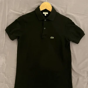 Lacoste Piké - hej, säljer en lacoste piké, perfekt till sommarn, inga defekter alls, strl S-M, passar båda, pris kan diskuteras 