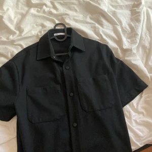 Zara overshirt  - Sommar overshirt från zara som är kortärmad.