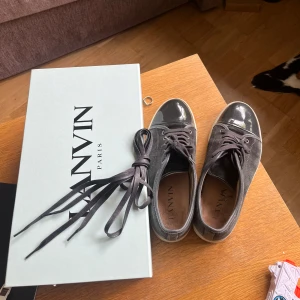 Lanvin cap toe  - Klassisk lanvin cap toe sneaker i storlek 8, original box och snören finns. Fler bilder i dm👌🏻