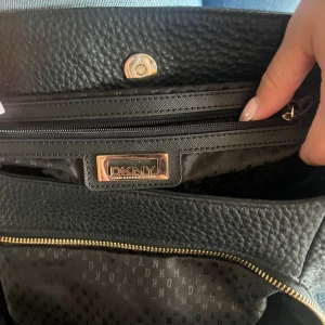 Skinnväska DKNY - Jätte fin väska m mycket bra kvalitet .Svart