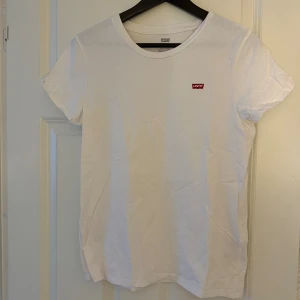 Levis T-shirt  - Vit Levis t-shirt i storlek M Använt skick så ha en litet hål på magen som blivit av tvätten.  Passar även en S. 