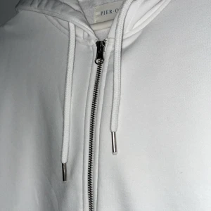 Vit Pier one Zip up - Storlek S men passar mycket större, förväntade inte mig och nu är fast med den, vill bli av med den så det är bara kontakta. Pris kan diskuteras.