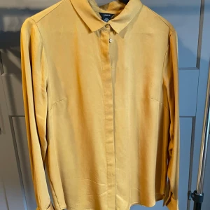 Senapsgul skjorta - Senapsgul skjorta från Lindex. Använd 1 gång. I nyskick. Storlek 38