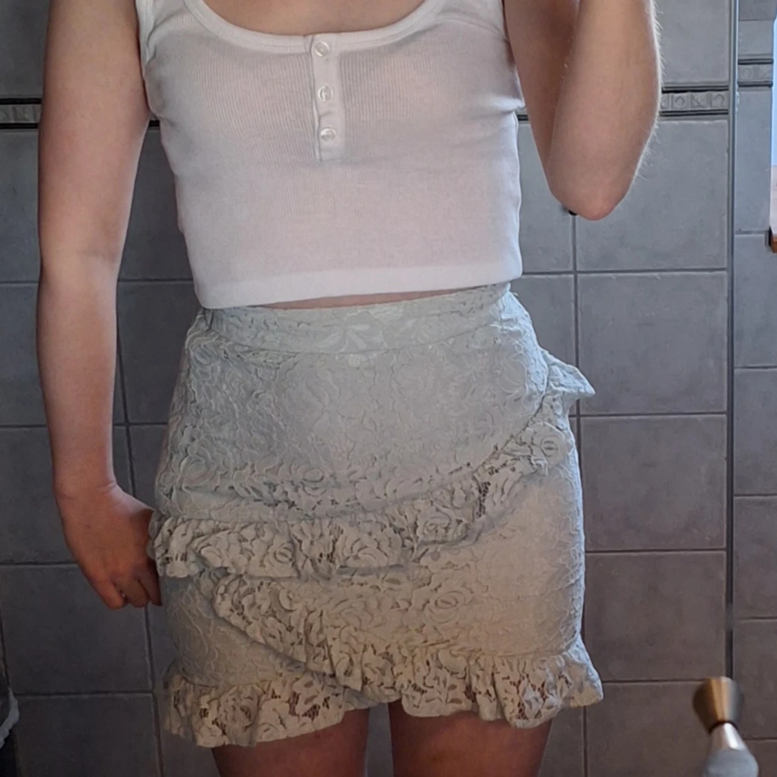 NA-KD Mintgrön, ljusgrön spetskjol med volanger strl 34 