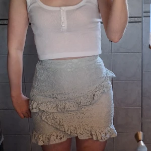 NA-KD Mintgrön, ljusgrön spetskjol med volanger strl 34  - NA-KD Mintgrön, ljusgrön spetskjol med volanger strl 34. Från NA-KD. Använd en gång, mycket fint skick. Missa inte mina andra annonser ❤️❤️