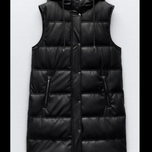 Lång väst - Säljer nu min fina väst från zara, knappt använd, säljer pga att den ej kommer till användning. meddela för fler bilder