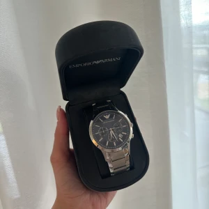 Armani klocka  - Armani klocka i fint skick, tyvärr inget kvitto kvar 