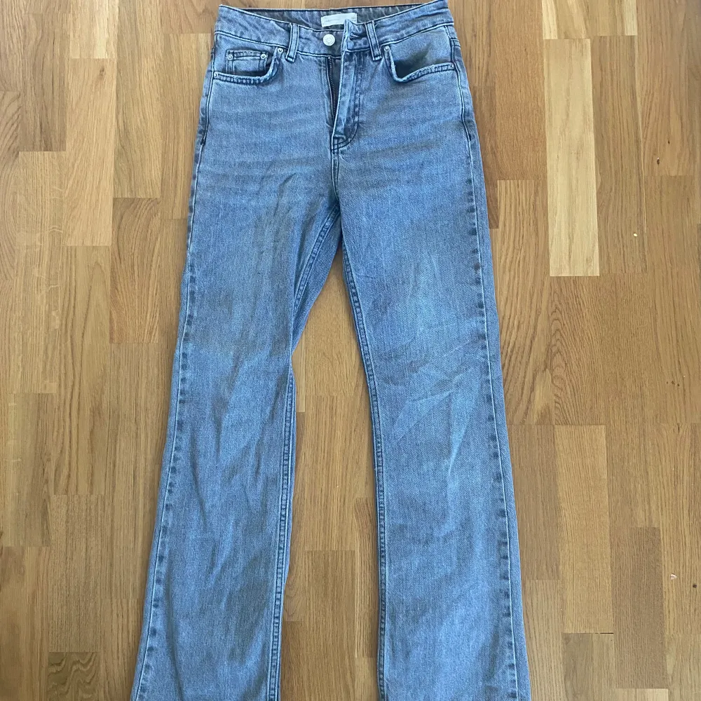 Storlek XS Köpt från Gina Tricot för 650kr Jättebra skick, endast provade! . Jeans & Byxor.