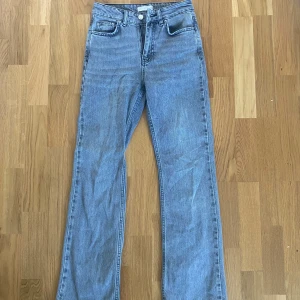 Blå/Grå Straight Jeans - Storlek XS Köpt från Gina Tricot för 650kr Jättebra skick, endast provade! 