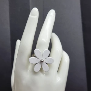 Handgjorda ring - Unik handgjorda ringa♡ Material: Rostfritt stål  och ett träd. Stommen är ca 6mm i diameter, men kan göras mindre eller större, efter behov.  Mått på plattan 3cm(blomma)