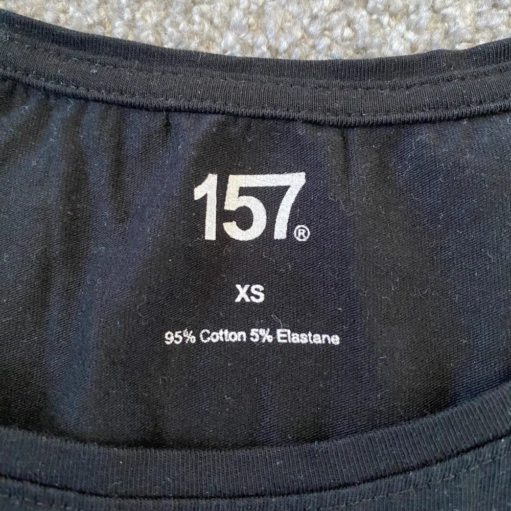 En basic långärmad svart tröja från lager 157, använd endast 1 gång. Säljs för att den inte används då jag har andra basic kläder jag använder. Bra skick stl XS. Tröjor & Koftor.