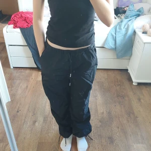 Cargo byxor  - Cargobyxor i storlek xxs men är väldigt oversized så typ som en S/M 1 bakficka, 2 sidofickor på benen och 2 vanliga fickor, knytsnören nere vid bensluten och i midjan. Oanvända pga för stora.