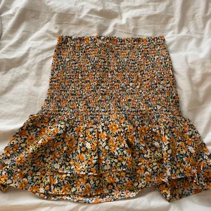 Volang kjol - Säljer denna blommiga volangkjol ifrån only, stl S/XS. Aldrig använd, så det finns inga defekter på den. Priset kan diskuteras💕
