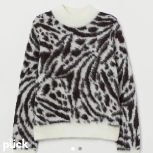 Zebra tröja🫶🏼 - Säljer denna så fina fluffiga zebra tröjan🥰 Så fin men tyvärr så används den ibge längre🫶🏼 Skriv ifall ni har några frågor!!🥰 Den är från H&M men säljs inte längre💕