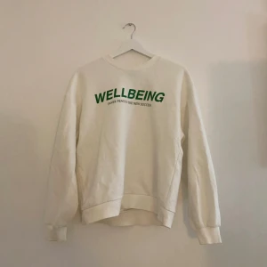 Gina sweatshirt - Vit tröja med grön text storlek S