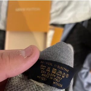 Louis vuitton mössa - Og grå Louis vuitton mössa bra skick 9/10, Fortfarande ganska tajt, inga defekter, Box och kvitto, för fler frågor/bilder är det bara att skriva i dm👋🏼