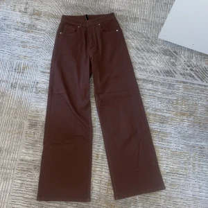 Byxor - Bruna, högmidjade, wide leg, från hm   Kontakta för mer info/fler bilder. Kan postas men köpare står för frakten. Kan mötas upp i malmö.   Pris kan diskuteras