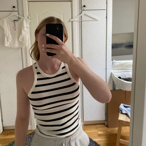 Oanvänt randigt linne  - Ett oanvänt randigt linne från Ginatricot. Saknar tyvärr prislapp men aldrig använd. Normal i storlek och i längden (inte croppat) 