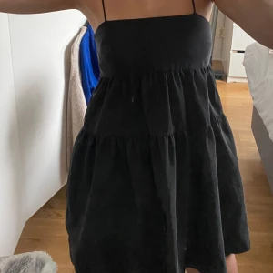 Klänning  - Säljer min klänning pga för liten, är i jätte bra skick!