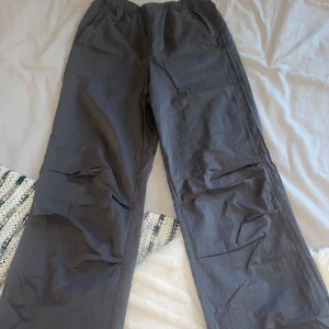 byxor - från zara, stålgrå, av polyester och polyamide, strl Xs men funkar som S och M då de är väldigt lösa. Wide leg, högmidjade, tunna.  Kontakta för mer info/fler bilder. Kan postas men köpare står för frakten. Kan mötas upp i malmö.  Pris kan diskuteras