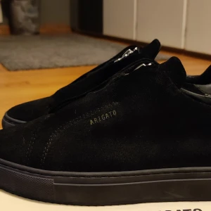 Axel arigato - Hej! Säljer nu mina Axel arigato för 1199 och har box som ingår.