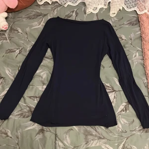 Intimissimi  - Jätte vacker mörkblå Intimissimi i storlek M (ksk L) har en liten defekt vid armen. Det är syt ihop då de va ett håll förut, men de märks knappt. Säljer även en beigerosa i storlek S