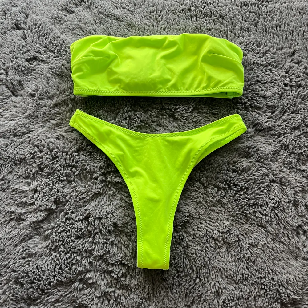 Ett jätte fint neon bikini set från Hm. Överdelen är i storlek 36 och nederdelen 32. Använd typ 2 gånger, finns inga defekter på att det är använt. . Accessoarer.