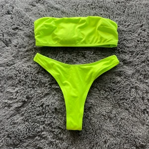 Bikini set  - Ett jätte fint neon bikini set från Hm. Överdelen är i storlek 36 och nederdelen 32. Använd typ 2 gånger, finns inga defekter på att det är använt. 