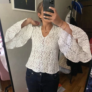 Vit spetstopp - Jättefin men har blivit för liten, använd cirka 2 gånger och köpt på second hand för 200kr