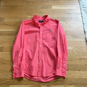 Ralph lauren skjorta  - Väldigt fin Ralph lauren skjorta i nyskick! Knappt använd! Nypris 1599. Pris 599. Storlek S slimfit skjortan är rosa