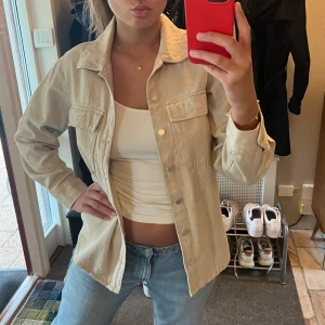 Vår/sommar jacka - Beige vår/sommarjacka i jeans-material! Kan även användas som overshirt! Bra skick, använd fåtal gånger. Säljer pga inte riktigt min stil längre💘 Jackan är i strl xs men sitter som M på mig så gissar att det är meningen att den ”ska” sitta oversized