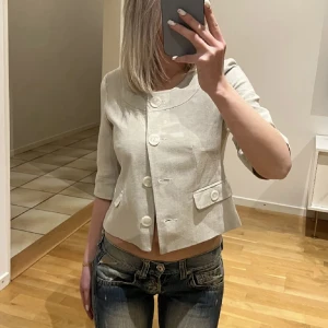 Kavaj liknande - Säljer denna jätte söta trekvartsärmade tröjan/jacka, den e i jätte fint skick och använd 1 gång, passar till allt, och perfekt till många tillfällen!🌟