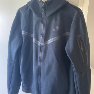 Svart Nike techfleece - En Nike techfleece i svart som inte är använd. Bland annat därför jag säljer den. Ny 1200 säljer för 550. Kan gå ner lite i pris eventuellt!