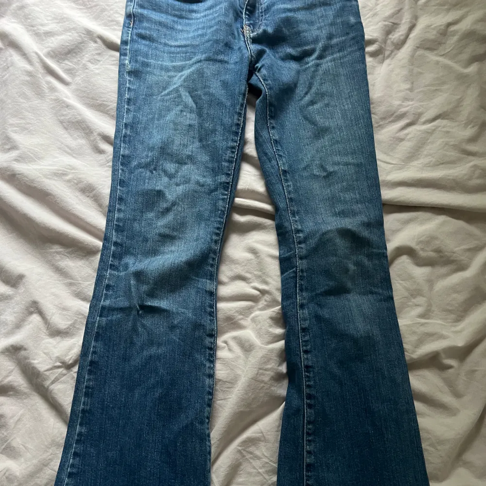Lowwaist jeans i fint skick. Original priset är 500kr.  Säljer billigt pga  jeansen är insydda i midjan. Modellen heter low waist bootcut tror jag.  Kom privat för fler bilder eller vid frågor!. Jeans & Byxor.