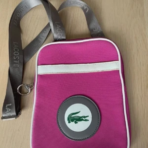 Axelremsväska  - Säljer en liten axelremsväska finns några märken och små defekter. Bra skick annars