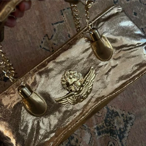 Guldväska  - Stellic design✨🪩🌟 Guld väska med guld ängel!  Skick: Mycket Bra  