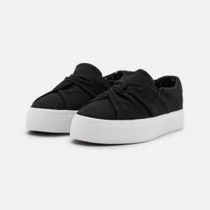 Skor Anna Field  - Hej! Säljer nu mina nya sneakers från zalando, märket Anna Field då dom tyvärr var förstora dvs inte heller använda utan enbart provade.  Storlek 39!   Nypris 349:-  Säljes för 200kr + frakt 😇