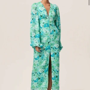 Adoore klänning  - Säljer en adoore klänning i storlek 38. Helt ny, aldrig använd pga fel storlek. Säljer för 1695 + frakt 