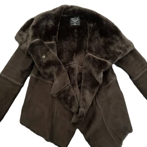 Jacka med fuskpäls - Köpt för 500 på stadsmissionen, använd ca tvp gånger, passar mig som oftast bär S-M. Kontakta om du är intresserad eller har övriga frågor 