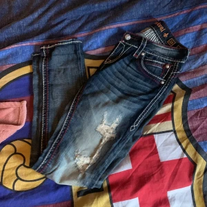 Nice rock revival byxor😌😌 - Mått: längd 1’03 midja 29 skick 8/10 köpta från någon butik i Halmstad passar rätt så bra för mig är typ 178 och väger 53 kl.😼