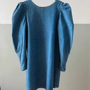 Zara jeansklänning  - Säljer denna fina jeansklänningen från Zara! Köpt secondhand, bra skick! 🌷
