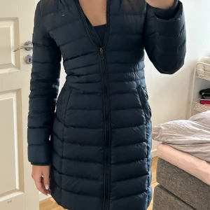Tommy Hilfiger jacka💕 - Säljer också denna jackan från Tommy Hilfiger i storlek XS💕 denna jackan går över rumpan på mig som är 170. Ordinarie pris ligger på 3200, priset kan diskuteras! 