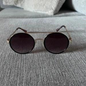 Runda solglasögon  - Runda solglasögon från River Island - Knappt använda - Köparen står för frakten - Inga returer - Betalning via köp direkt 